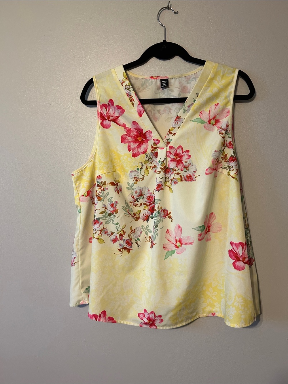 SHEIN Yellow Floral V-Neck Sleeveless Camisole